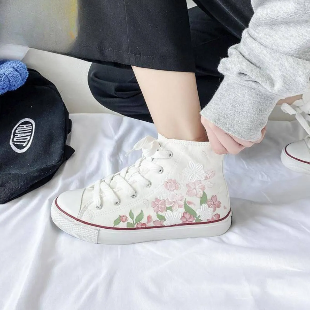 Hand-Painted Sakura Canvas Shoes Women’s High-Top Sneakers Collab – Vintage Floral Art Style, Lightweight & Non-Slip Casual Graffiti Shoes for Girls Students